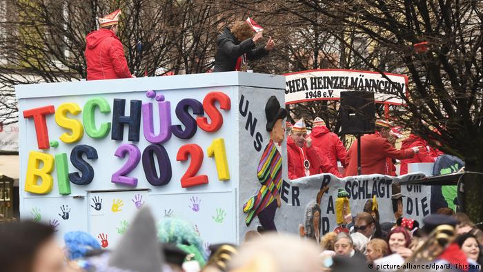 Tschüss bis 2021 steht in Düsseldorf auf einem Wagen für den Rosenmontagszug