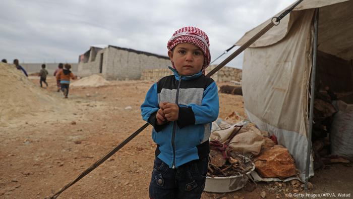 Se estima que alrededor de la mitad de las casi 1 millón de personas que han huido son niños. Del resto, la mayoría son mujeres. No hay suficientes albergues en la frontera turca para todos y muchos refugiados viven en tiendas de campaña. Los campos a menudo se levantan a toda prisa y están muy hacinados. La gente duerme en las puertas y en pedazos de cartón, a veces a temperaturas bajo cero.