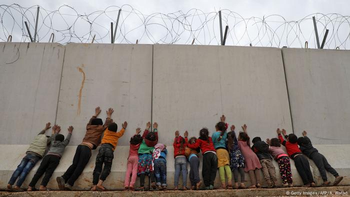 La ruta ilegal a través de la frontera con Turquía es costosa y casi nadie puede pagarla. Los contrabandistas están cobrando a las personas hasta 1.800 euros. Los que se atreven a intentarlo arriesgan sus vidas: los guardias fronterizos turcos tienen cámaras térmicas para ayudarlos a detectar las personas que intentan cruzar. Y a veces disparan a los refugiados que intentan escalar el muro.