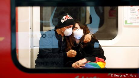 Пара в миланском метро в защитных масках