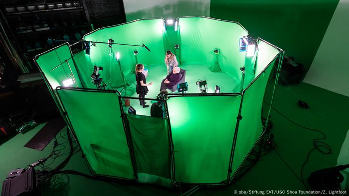 Anita Lasker-Wallfisch surrounded by a greenscreen tent (obs/Stiftung EVT/USC Shoa Foundation/Z. Lightfoot)