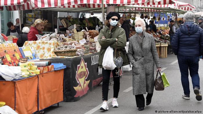 Italien Mailand | Vorsichtsmaßnahmen Coronavirus | Menschen mit Atemschutz