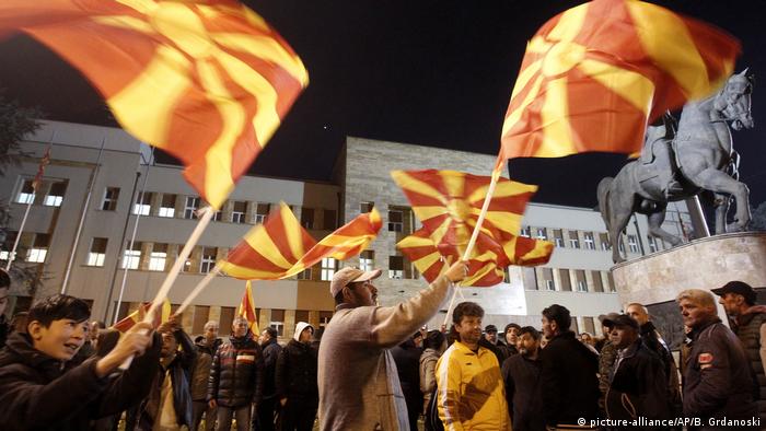 Развиорени македонски знамиња пред зградата на Собранието во Скопје
