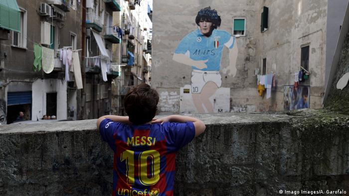 UEFA Champions League | SSC Neapel - FC Barcelona | Fan in der Stadt, Graffiti Maradona