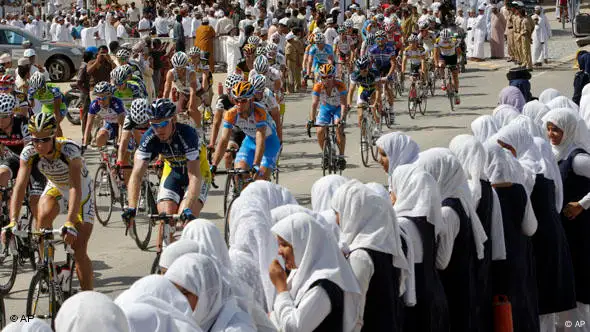 Frauen im Oman verfolgen ein Radrennen (Foto: AP)
