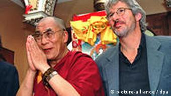 李察基尔关注藏人议题多年，曾与达赖喇嘛合影（资料照）
