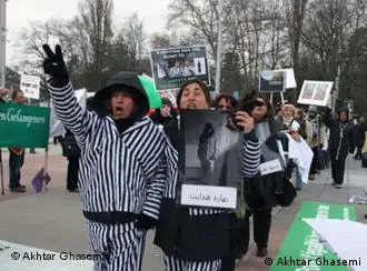 伊朗人在联合国人权理事会门前举行示威，谴责伊朗政府的暴行