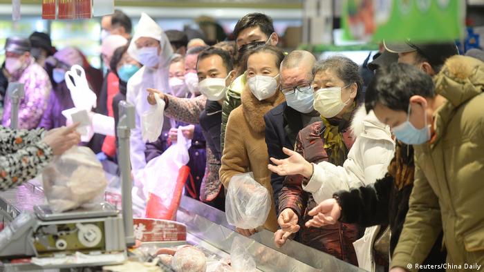 صينيون في سوق لبيع لحوم الحيوانات في ووهان (أرشيف)