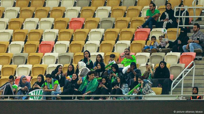 Saudi-Arabien Fußball Frauen im Stadion