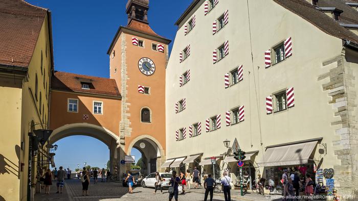 Germany |  Regensburg: city gate or bridge tower and salt barn (picture-alliance/imageBROKER/R. Kutter)