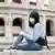 Туристка в защитной маске в Риме перед Колизеем 
