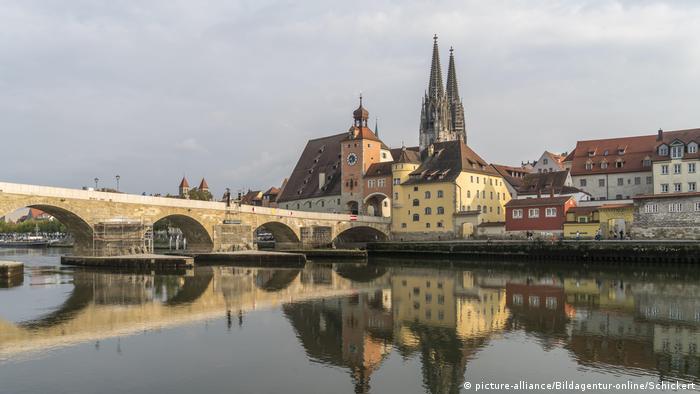 آلمان |  Regensburg: نمای شهر با دانوب و پل سنگی (تصویر-اتحاد / Bildagentur-آنلاین / Schickert)