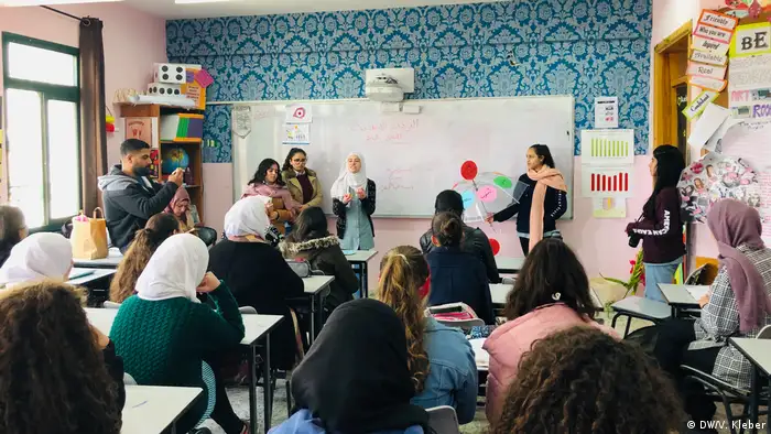 Lernen aufzuschreiben, was bewegt – viele palästinensische Schülerinnen und Schüler haben Gewalt erlebt