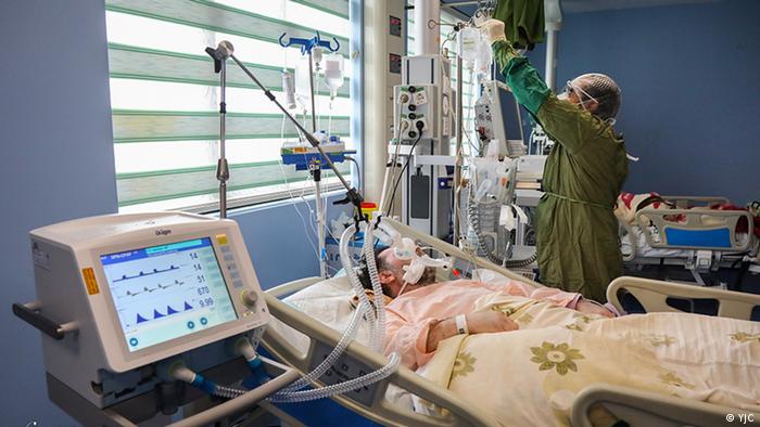 مصاب بفيروس كورونا في مستشفى فورغاني بمدينة غوم الإيرانية