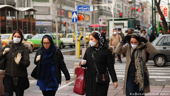Люди в захисних масках на вулицях Тегерана