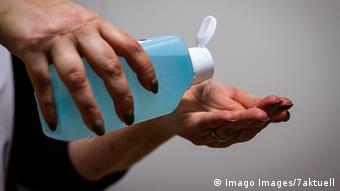 Носіння рукавиць не замінює дезінфекцію або миття рук