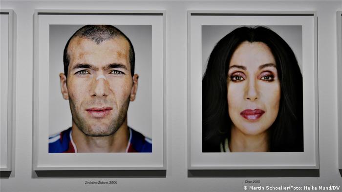 Martin Schoeller portraits of Zidane (2006) and Cher (2010)) (Martin Schoeller/Foto: Heike Mund/DW)