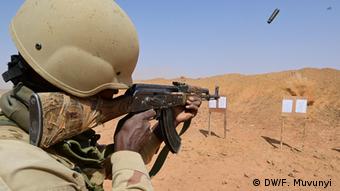 Exercice de tirs avec un soldat mauritanien