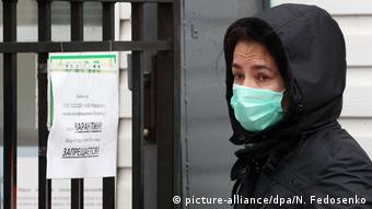 Женщина в защитной маске