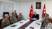 28.02.2020
HATAY, TURKEY - FEBRUARY 28: Turkish National Defense Minister Hulusi Akar (rear C) makes a speech about the process in Idlib as he inspects the operation by ground and air support units against Assad regime targets in Idlib from a center in TurkeyÄôs Hatay province, bordering Syria on February 28, 2020. Arif Akdogan / Anadolu Agency | Keine Weitergabe an Wiederverkäufer.