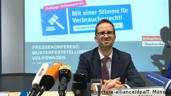 Клаус Мюллер рассказывает на пресс-конференции об иске к концерну Volkswagen 