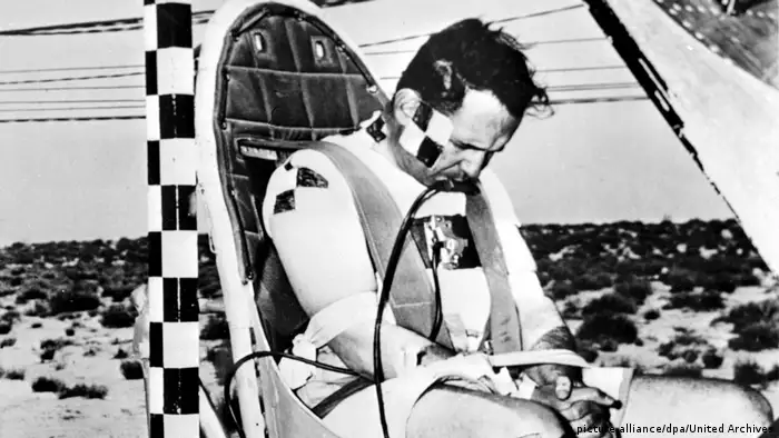 John P. Stapp en una silla de aceleración en la Base Aérea Edward, en 1951