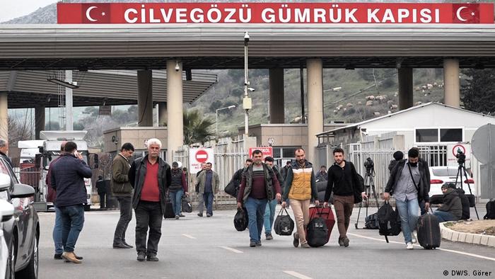 Flüchtlinge am türkisch-syrischen Grenzübergang Cilvegözü (Foto: DW/S. Görer)