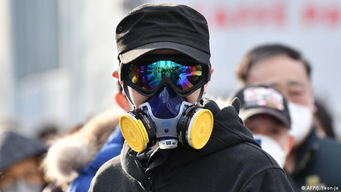 Südkorea Daegu Mann mit Maske Mundschutz Coronavirus