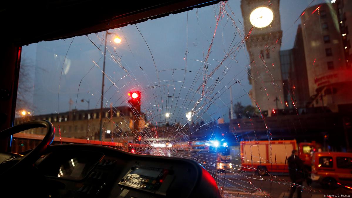 Trece Detenidos Tras Una Nueva Noche De Disturbios En París Dw 23042020