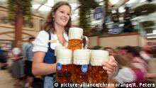 Oktoberfest München, Bayern, Deutschland Service Kraft des Festzelt s Hofbräu stemmt Maßkrüge Bier und trägt sie lächelnd von der Schänke zu den Tischen | Verwendung weltweit
