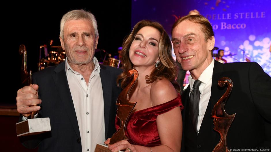 Gojko Mitić 28. februara 2020. (levo) sa nagradom „Premio Bacco“