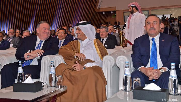 Katars Außenminister Al-Thani und der damalige US-Amtskollege Mike Pompeo bei der Unterzeichnung des Abkommens USA - Taliban im Februar 2020 in Doha.