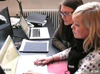 Die Gründerinnen Lisa Granberg und Elin Tybring bei der Arbeit, sie sitzen am Computer in ihrem Büro in einer Industrieetage (Foto: Agnes Bührig)