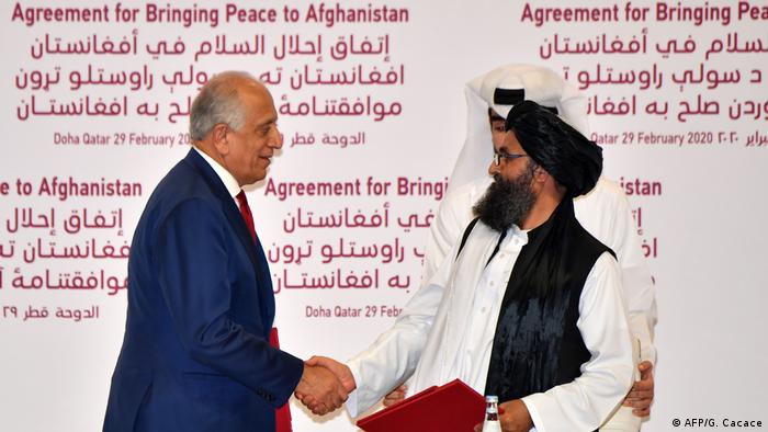 Спецпредставитель США по Афганистану Залмай Халилзад и заместитель лидера Талибана Абдулла Гани Барадар