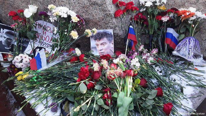 Цветы в память о Борисе Немцове