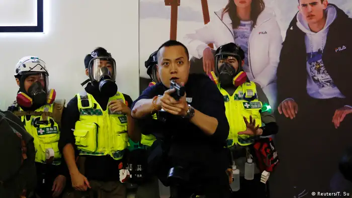 Hongkong Protest gegen China & Auslieferungsgesetz | Polizist mit Waffe