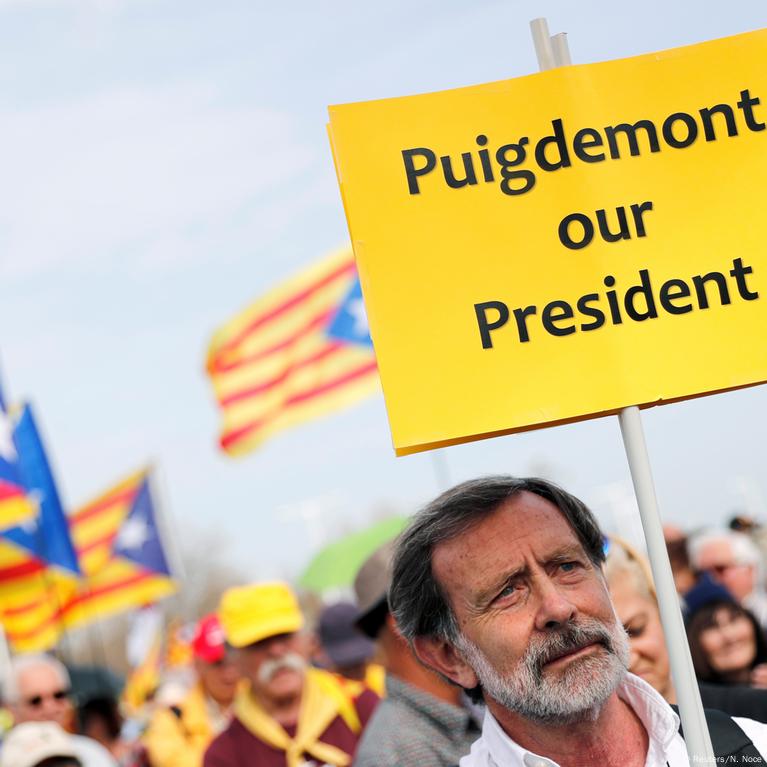 Un Protester contro la presunta predominanza del catalano nel corso  spagnolo è visto che protestavano coperto con un flag durante la  dimostrazione. Più di 1.500 persone chiamato dagli enti a favore della