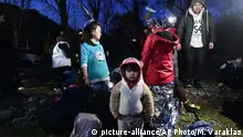 بعد ليلة باردة في العراء - آلاف اللاجئين على أبواب أوروبا المقفلة