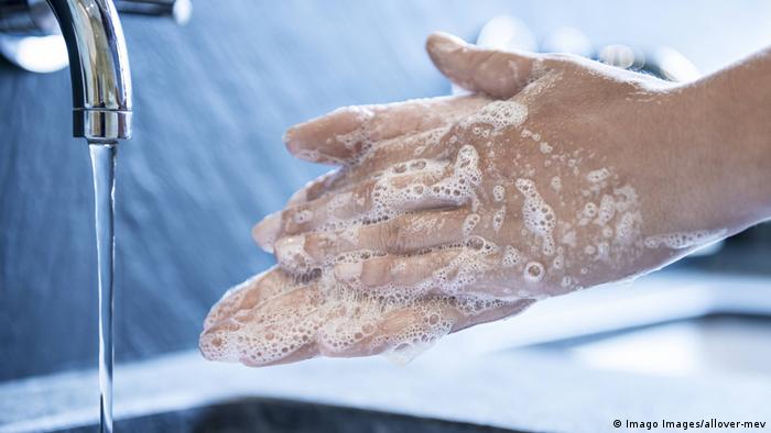 Symbolbild Hände waschen (Imago Images/allover-mev)