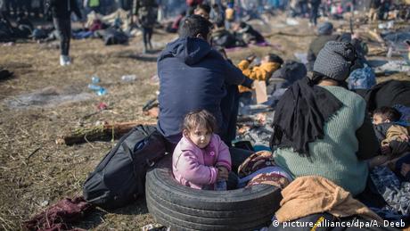 На турската граница край Пазаркуле ситуацията е хаотична студ сълзотворен