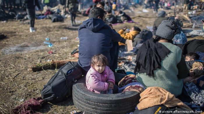 На турската граница край Пазаркуле ситуацията е хаотична: студ, сълзотворен