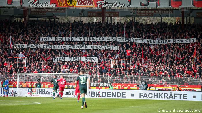 Fußball Bundesliga Union Berlin vs VFL Wolfsburg Spielunterbrechung Plakat gegen Dietmar Hopp