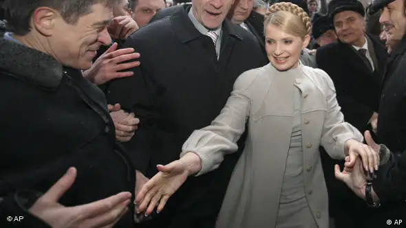 Die ukrainische Ministerpräsidentin Julia Timoschenko grüßt Menschen vor dem Gericht in Kiew am 16.02.2010 (Foto: AP)