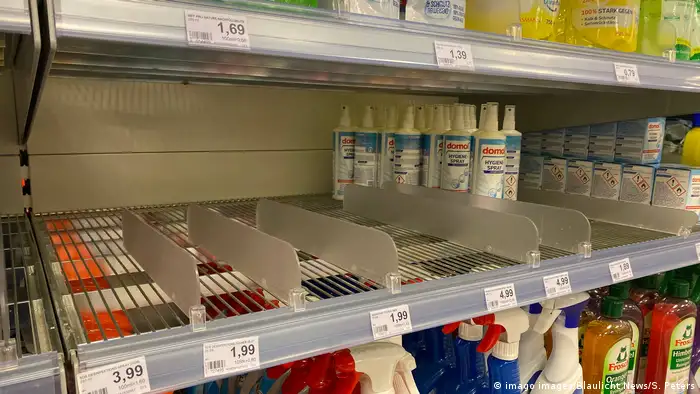 Coronavirus in Hamburg - Hamsterkäufe in Supermärkten und Drogerien (imago images/Blaulicht News/S. Peters)