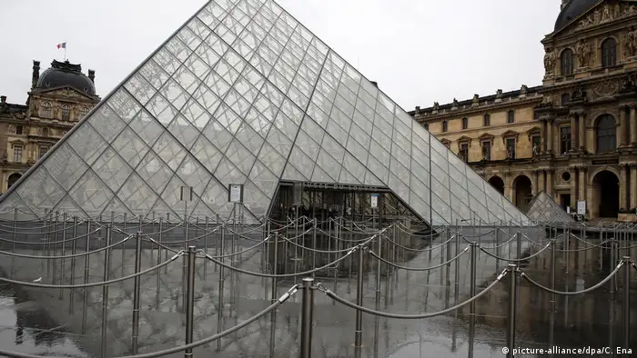 Frankreich | Tourismus und Corona | Paris Louvre (picture-alliance/dpa/C. Ena)
