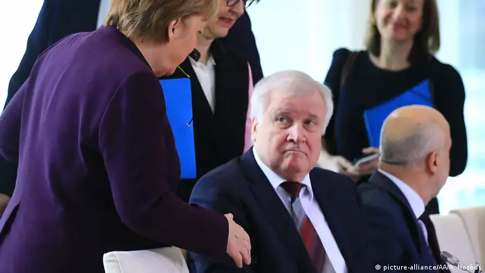 Deutschland Integrationsgipfel | Horst Seehofer weigert sich, Angela Merkel die Hand zu schütteln (picture-alliance/AA/A. Hosbas)