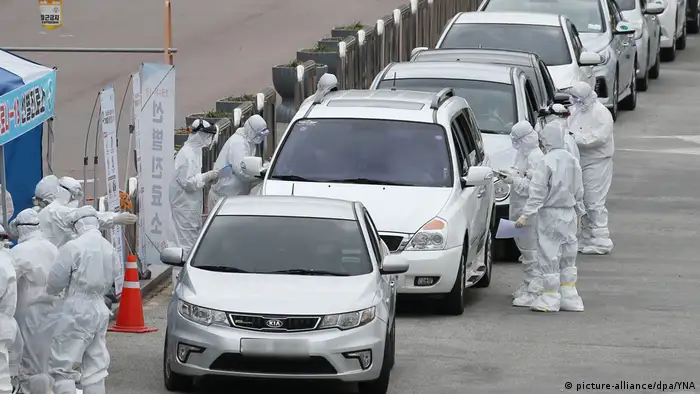 Südkorea Gwangju | Menschen werden in Autos auf Covid-19 getestet