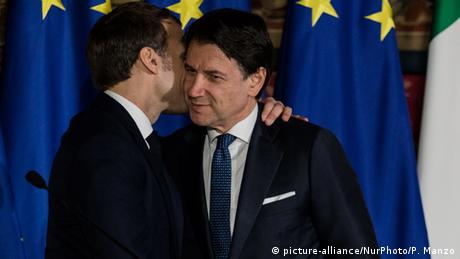 Emmanuel Macron kissing Giuseppe Conte (picture-alliance/NurPhoto/P. Manzo)