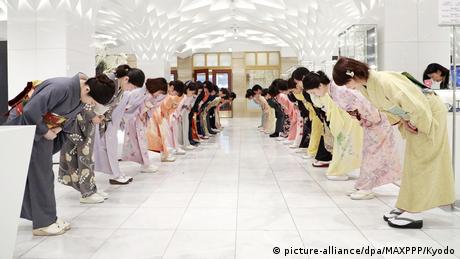 Employees dressed in kimonos practice a greeting bow ahead of the opening of a New Year sale at a Mitsukoshi department store in Tokyo (picture-alliance/dpa/MAXPPP/Kyodo)