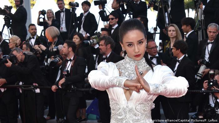 Aktris Miya Muqi melakukan gerakan gong shou pada pemutaran di Cannes Ash Is The Purest White pada 2018. (picture-alliance/Captital Pictures/P. Loftus)